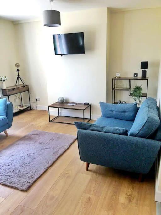 Flaxman Avenue - Lovely 4 Bed Home, 5 Mins Drive To Centre, Free Superfast Wi-fi, Free On-street Parking *