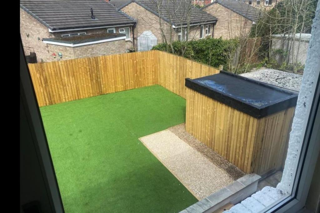Flaxman Avenue - Lovely 4 Bed Home, 5 Mins Drive To Centre, Free Superfast Wi-fi, Free On-street Parking