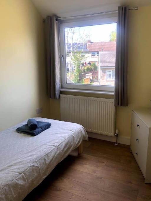Flaxman Avenue - Lovely 4 Bed Home, 5 Mins Drive To Centre, Free Superfast Wi-fi, Free On-street Parking Holiday home