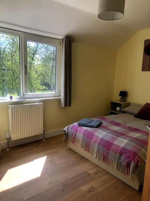 Flaxman Avenue - Lovely 4 Bed Home, 5 Mins Drive To Centre, Free Superfast Wi-fi, Free On-street Parking *